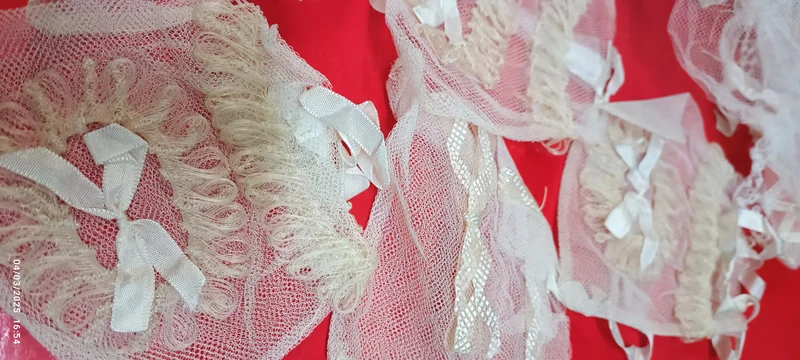 Per appassionati di Vintage! Sette acconciature con tulle di prima comunione e cinque borsette di organza, anni cinquanta. 400g.