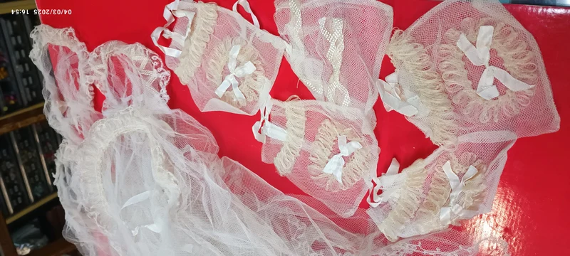 Per appassionati di Vintage! Sette acconciature con tulle di prima comunione e cinque borsette di organza, anni cinquanta. 400g.