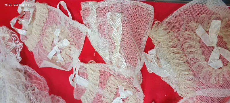 Per appassionati di Vintage! Sette acconciature con tulle di prima comunione e cinque borsette di organza, anni cinquanta. 400g.