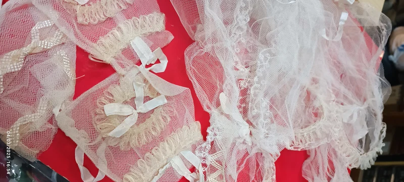 Per appassionati di Vintage! Sette acconciature con tulle di prima comunione e cinque borsette di organza, anni cinquanta. 400g.