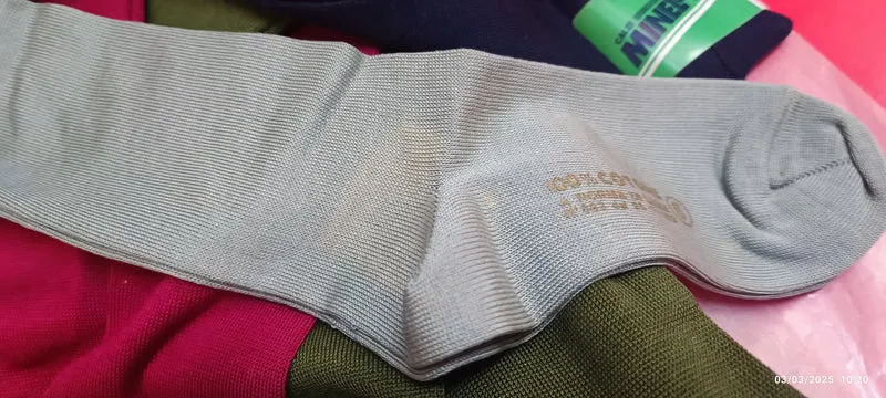 Scatola con 15 paia di calze bimbo n 6 in puro cotone, Calzificio Minelli, colori assortiti in foto. 500g.