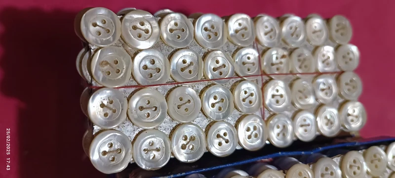 Scatola bottoni in madreperla, 2° scelta - ARGENTO, 144 bottoni, LIN 16. 100g.