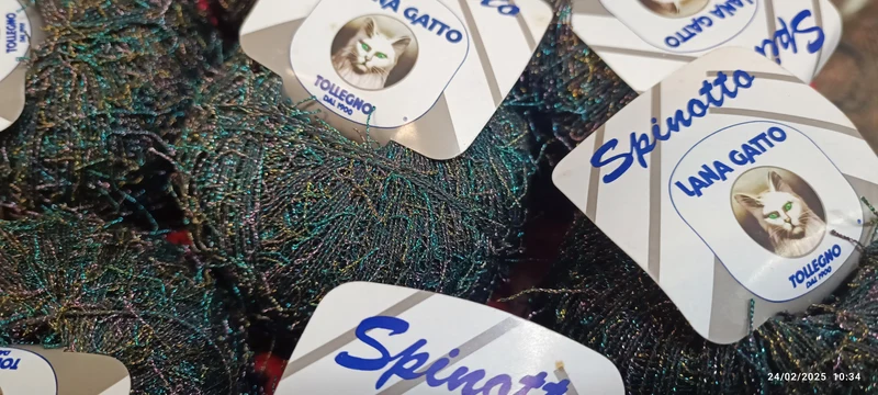 Spinotto Lana Gatto, sette gomitoli da 20 g. Da unire ad altri filati. 140 g.