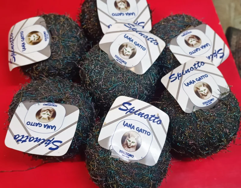 Spinotto Lana Gatto, sette gomitoli da 20 g. Da unire ad altri filati. 140 g.