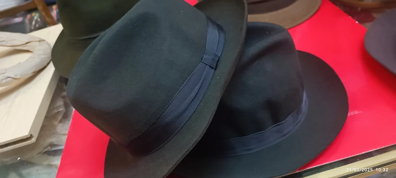 Cinque cappelli vintage Settebello e Barbisio, verde, grigio e antracite taglie 56 e 57. 1kg.