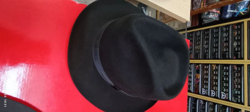 Cinque cappelli vintage Settebello e Barbisio, verde, grigio e antracite taglie 56 e 57. 1kg.