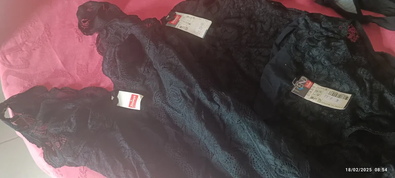 In offerta tre pezzi della Triumph: body in pizzo leggero, bordi in pizzo senza bretelle e slip in pizzo. Misura I e EU 70. Colore nero.300g.
