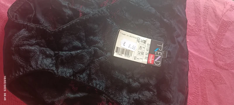 In offerta tre pezzi della Triumph: body in pizzo leggero, bordi in pizzo senza bretelle e slip in pizzo. Misura I e EU 70. Colore nero.300g.