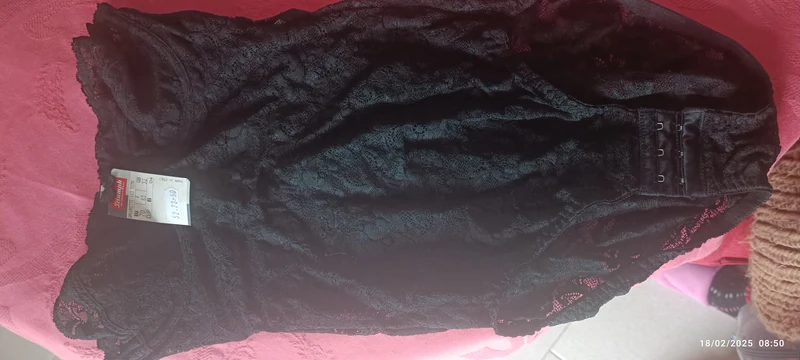 In offerta tre pezzi della Triumph: body in pizzo leggero, bordi in pizzo senza bretelle e slip in pizzo. Misura I e EU 70. Colore nero.300g.