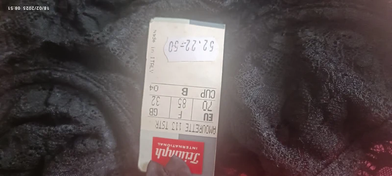 In offerta tre pezzi della Triumph: body in pizzo leggero, bordi in pizzo senza bretelle e slip in pizzo. Misura I e EU 70. Colore nero.300g.