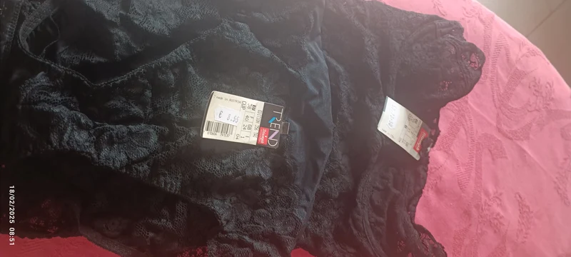 In offerta tre pezzi della Triumph: body in pizzo leggero, bordi in pizzo senza bretelle e slip in pizzo. Misura I e EU 70. Colore nero.300g.