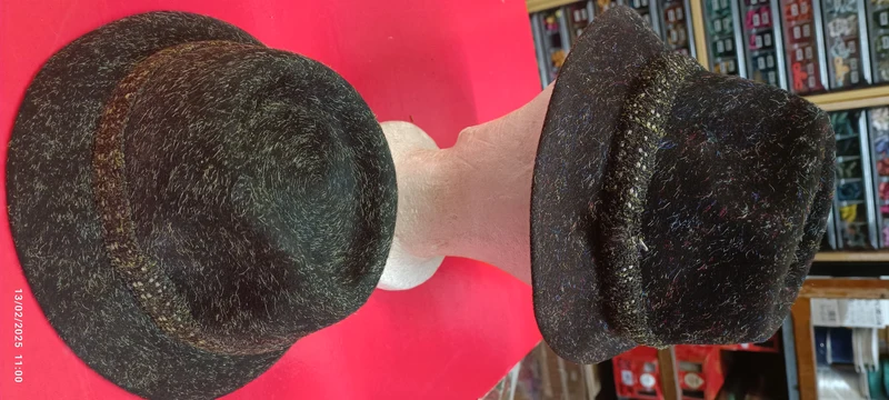 Due cappelli vintage Tiroler impermeabili, taglia 51, verde e marrone. 200g.