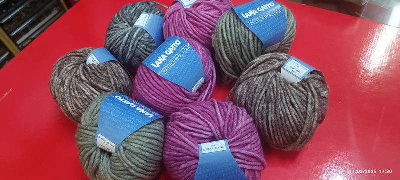 Un mix di sette gomitoli di misto Lana Gatto Smeraldo, colori in foto, ideale per cappellini e scarpine. 350 g.