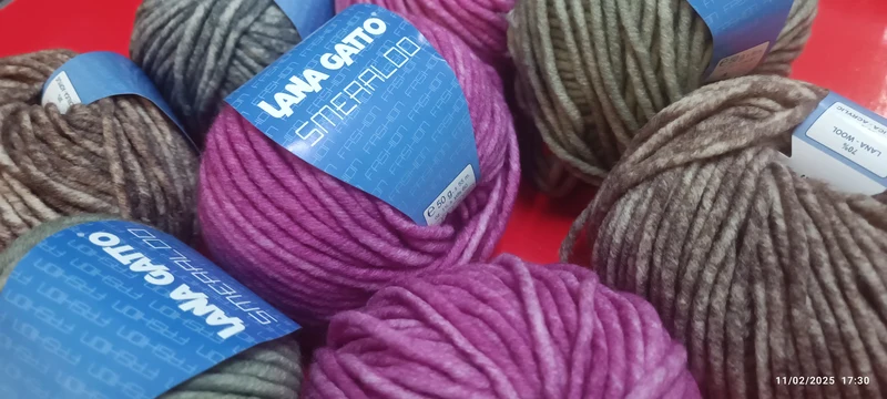 Un mix di sette gomitoli di misto Lana Gatto Smeraldo, colori in foto, ideale per cappellini e scarpine. 350 g.