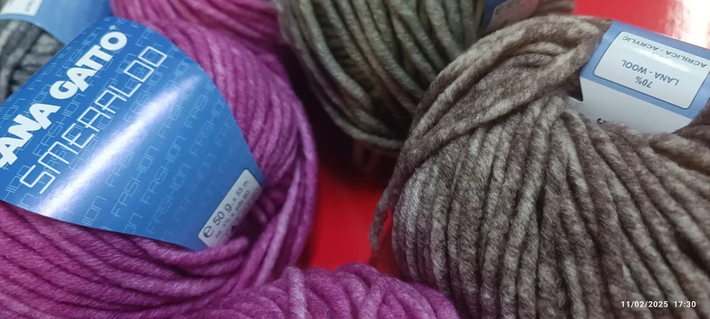 Un mix di sette gomitoli di misto Lana Gatto Smeraldo, colori in foto, ideale per cappellini e scarpine. 350 g.