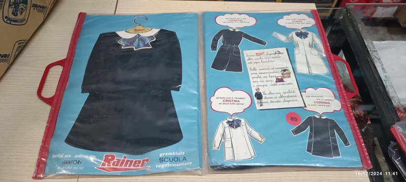 Offerta super! Stock di 50 pezzi di grembiuli vintage per asilo e scuola elementare. Colore nero, abbottonatura posteriore, in cotone e terital safor. Taglie assortite da 60 a 85. 3,5kg.