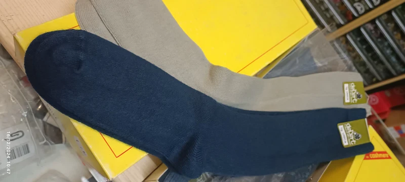 Scatola con sette paia di calze lunghe, di alta classe Calzificio De Bert, colori assortiti taglia unica, al tatto cashemir, di acrilico e poliammide. 600g.