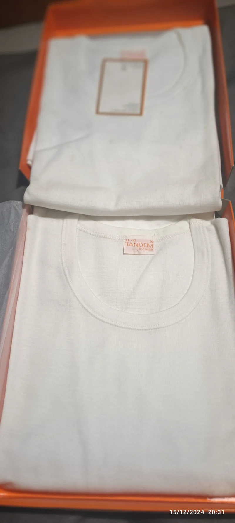 Due maglie intime uomo, manica lunga, lana fuori e cotone sulla pelle, Tandem by Sesia, taglia XL/6. Sono presenti macchie gialle del tempo che vanno via al primo lavaggio. 450g..