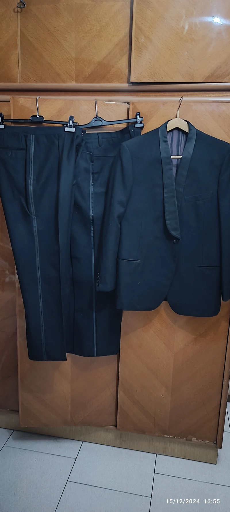 Abbigliamento vintage. Smoking nero, pura lana, sartoria Monti, fine anni sessanta, con due paia di pantaloni di fattura diversa. Indossato da persona di 182 cm. 2kg.