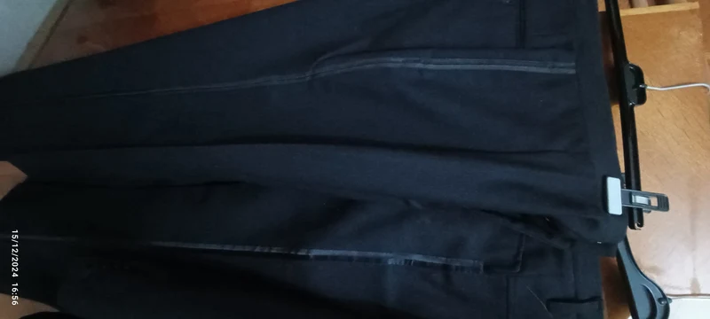 Abbigliamento vintage. Smoking nero, pura lana, sartoria Monti, fine anni sessanta, con due paia di pantaloni di fattura diversa. Indossato da persona di 182 cm. 2kg.