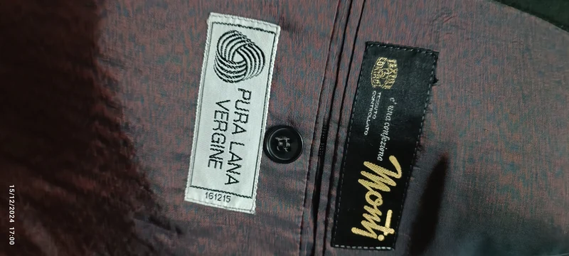 Abbigliamento vintage. Smoking nero, pura lana, sartoria Monti, fine anni sessanta, con due paia di pantaloni di fattura diversa. Indossato da persona di 182 cm. 2kg.