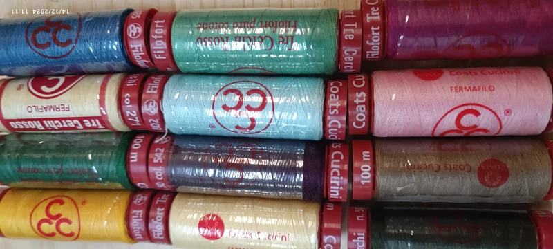 Set di 12 spagnolette Tre Cerchi Cucirini Rosso. Colori assortiti(tranne nero e bianco). 150 g.