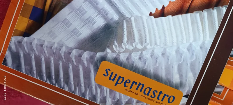 Nastro per tende - Arricciatura automatica. Art. 090911, velcrato. Mm 37. Vendita al metro.