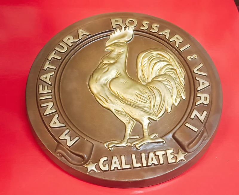 Per gli appassionati del vintage. Galluccio d'Oro Manifattura Rossari & Varzi. Marchio pubblicitario in terracotta di diametro di 30 cm. 800g.