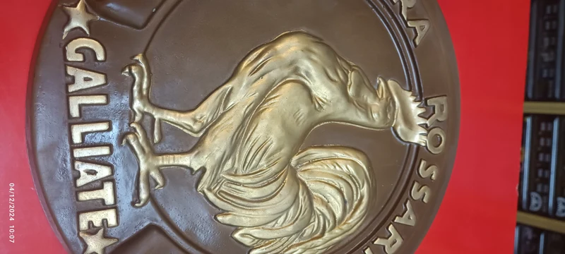 Per gli appassionati del vintage. Galluccio d'Oro Manifattura Rossari & Varzi. Marchio pubblicitario in terracotta di diametro di 30 cm. 800g.