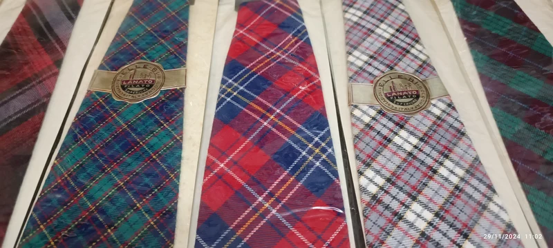 Per chi ama il vintage! Undici cravatte in Lanato ELLE - BI in scatola originale. 700g.