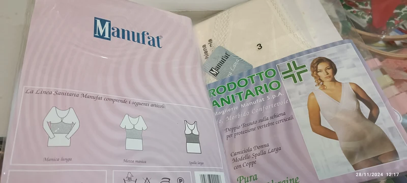 Maglia intima Manufat, forma del seno, spalla larga, pura lana vergine, avorio. Prodotto sanitario con doppio tessuto sulla schiena per protezione vertebre cervicali. 150 g.