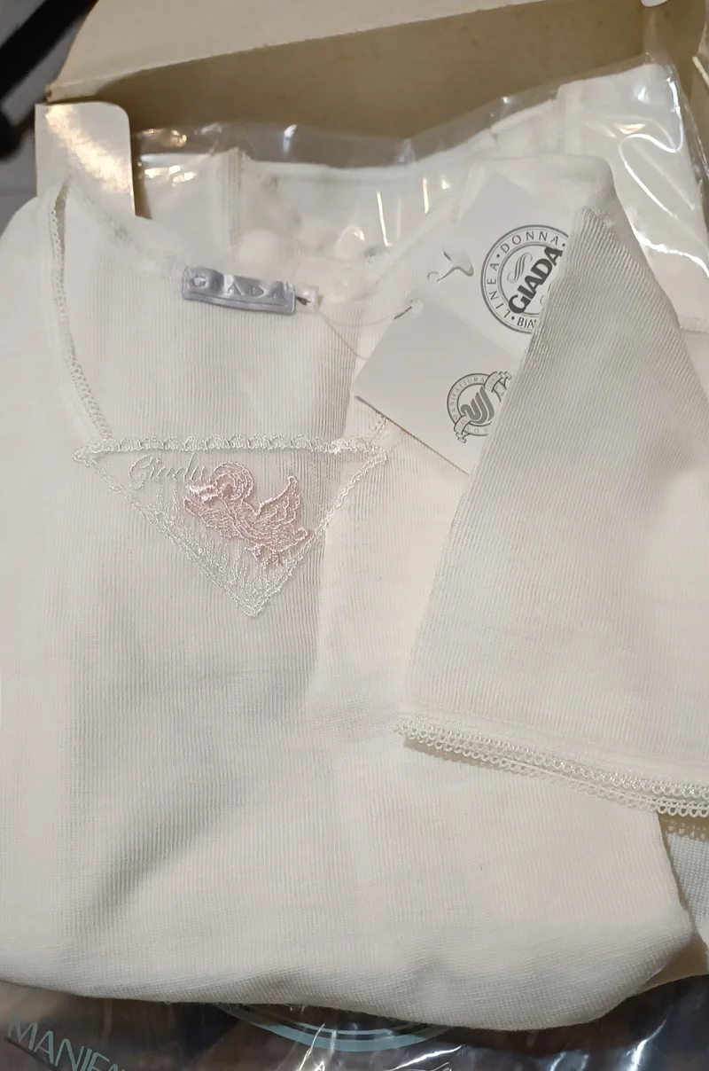 Offerta super. Cinque maglie intime bimba, mezza manica, lana con pizzo, 400 g.