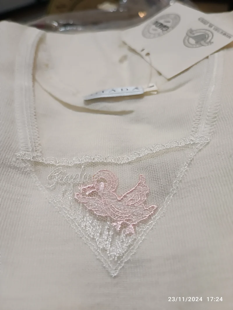 Offerta super. Sei canotte bimba, spalla larga, lana con pizzo, 300 g.