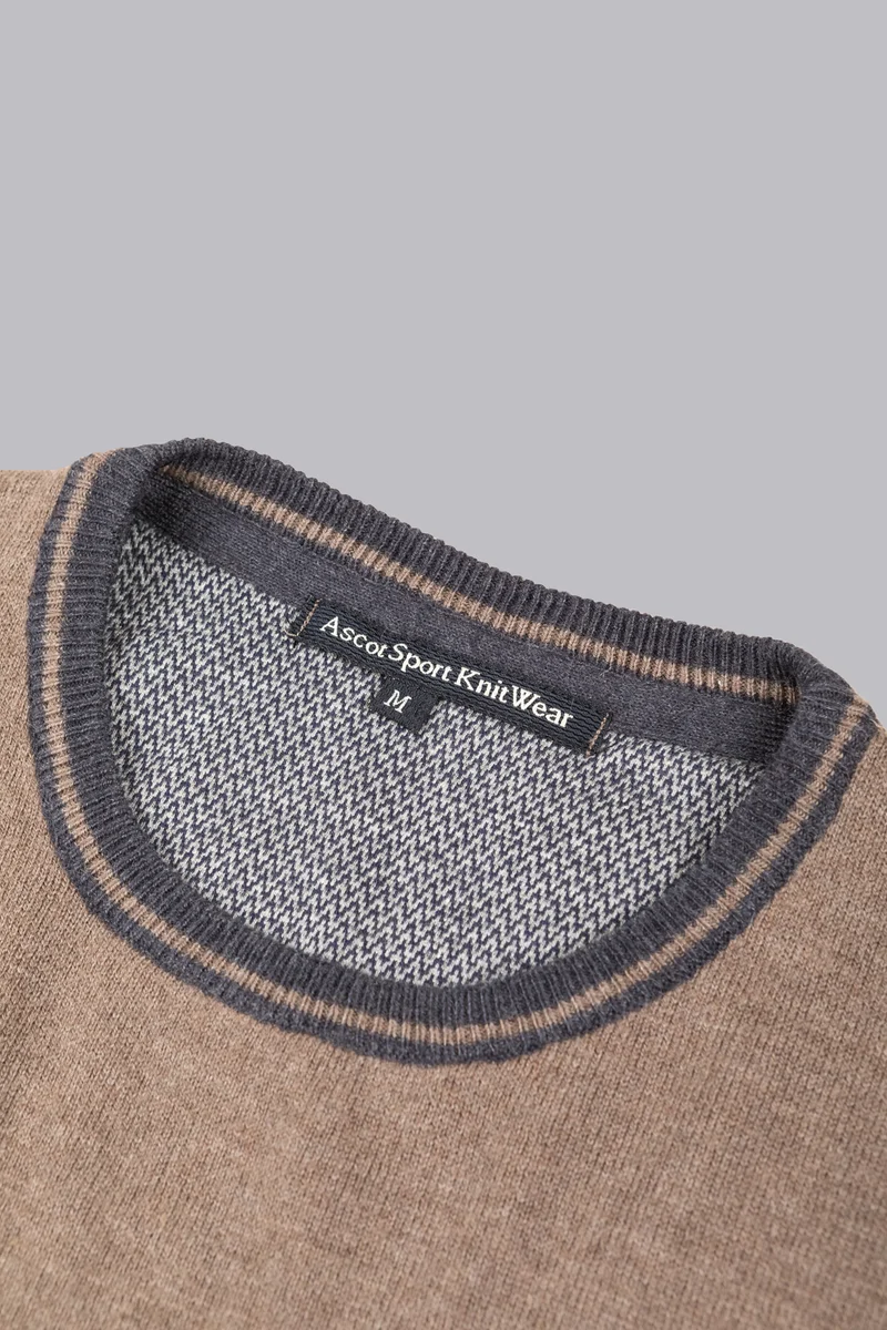 Maglione beige con dettagli a contrasto