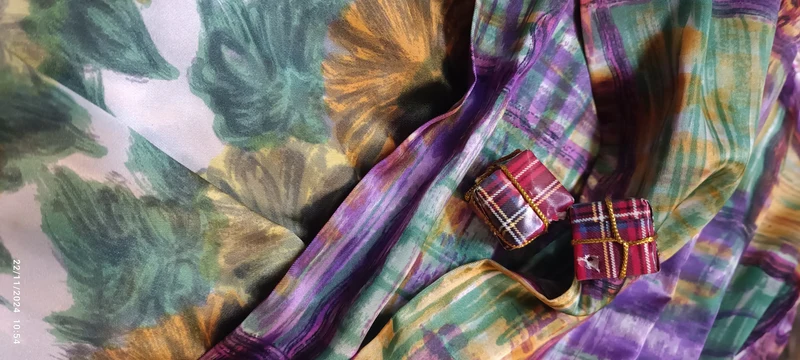 Due foulards vintage di raso in seta. Una idea regalo originale. 100g.