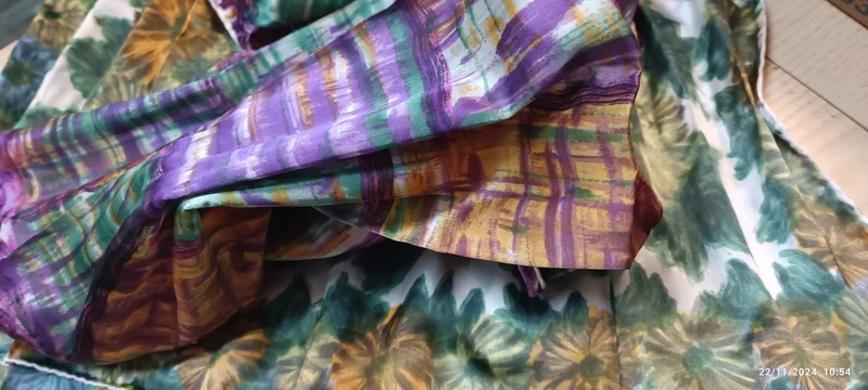 Due foulards vintage di raso in seta. Una idea regalo originale. 100g.