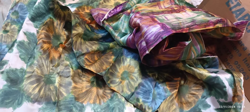 Due foulards vintage di raso in seta. Una idea regalo originale. 100g.