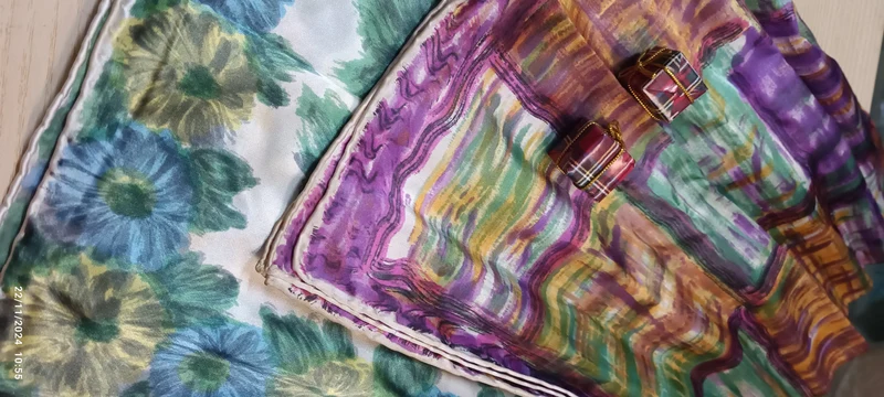 Due foulards vintage di raso in seta. Una idea regalo originale. 100g.