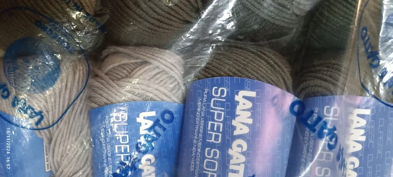 Mix di pura lana Super Soft Gatto in due colori grigio scuro(8 gom.) e grigio chiaro(2 gom.) e 4 colore camelia. 700g.
