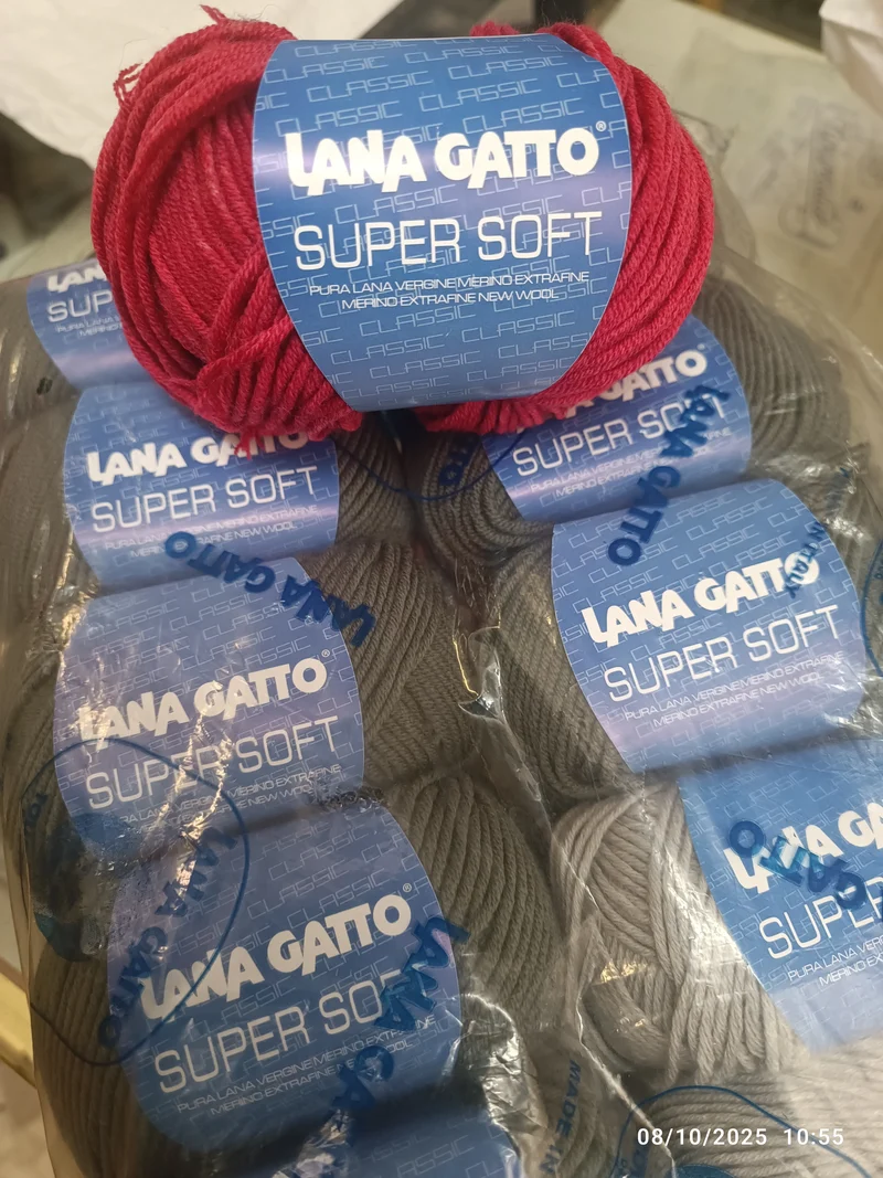 Mix di pura lana Super Soft Gatto in due colori grigio scuro(8 gom.) e grigio chiaro(2 gom.) e 4 colore camelia. 700g.