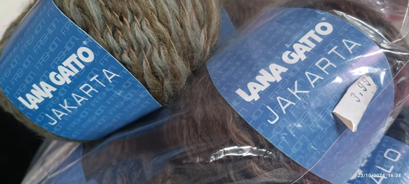 Filato moda Jakarta Lana Gatto, morbido e caldo per maglieria. 500g.