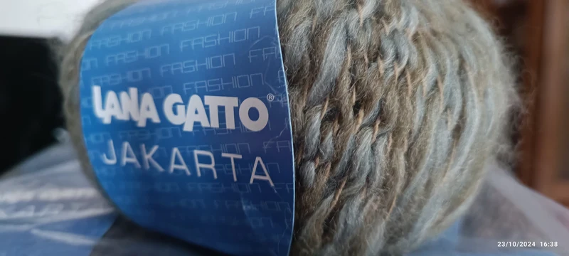 Filato moda Jakarta Lana Gatto, morbido e caldo per maglieria. 500g.