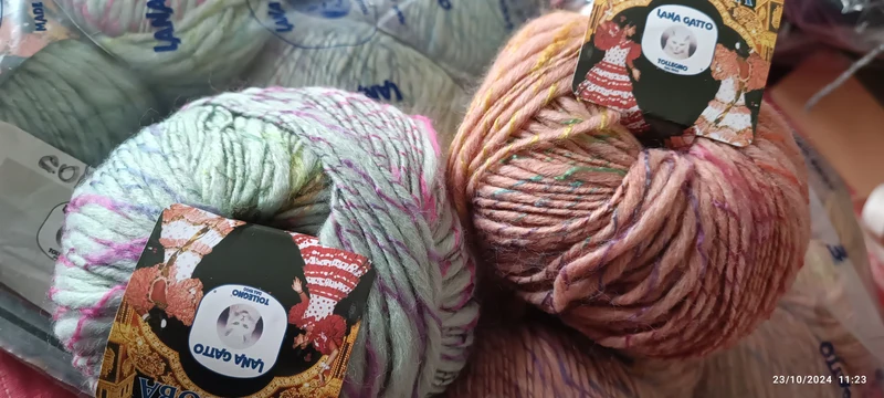 Due confezioni di filato moda Cordoba Gatto, misto lana in due fantasie in foto. 1 kg..