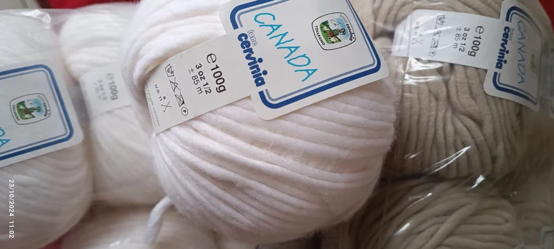 Filato Canada Cervinia, 50% lana e 50% acrilico. Gomitoli da 100g si lavora con ferri 8. facile da lavorare. Due confezioni, una colore bianco e l'altra avana chiaro. 2 kg.