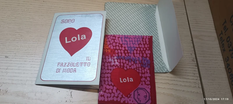 Due fazzoletti vintage della Lola in confezione regalo in bustina. Uno con stampato il calendario de 1975 che ha la stessa sequenza dei giorni del 2025. 100g.