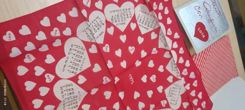 Due fazzoletti vintage della Lola in confezione regalo in bustina. Uno con stampato il calendario de 1975 che ha la stessa sequenza dei giorni del 2025. 100g.