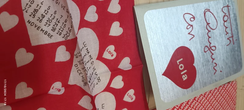 Due fazzoletti vintage della Lola in confezione regalo in bustina. Uno con stampato il calendario de 1975 che ha la stessa sequenza dei giorni del 2025. 100g.
