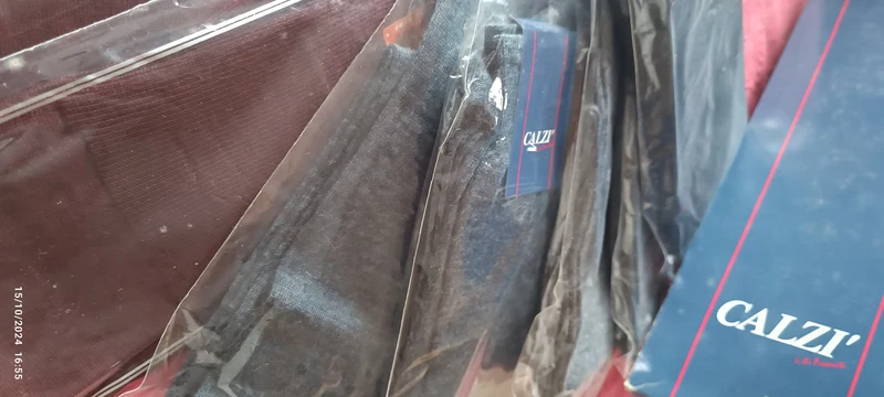 Otto paia di calze uomo Calzì Facenti, colori assortiti : nero, grigio, blu e bordò. Misto lana. Misura 11. 400g.