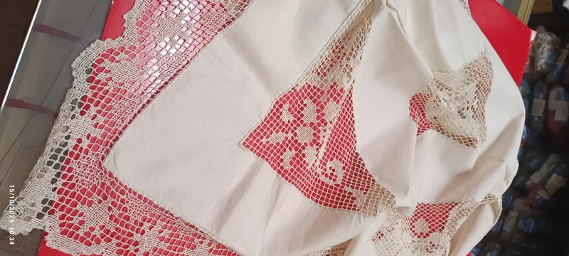 Copri tavolo quadrato finemente lavorato, pezzo unico. 400 g.