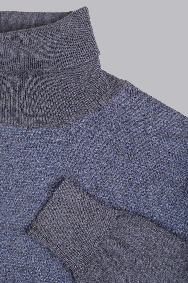 Maglione con collo alto